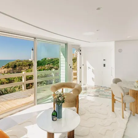 Lighthouse A Coastal Escape Overlooking The Ocean Lejlighed *