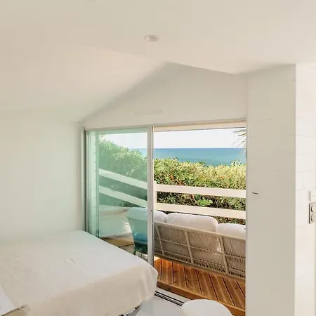 Lighthouse A Coastal Escape Overlooking The Ocean Lejlighed *