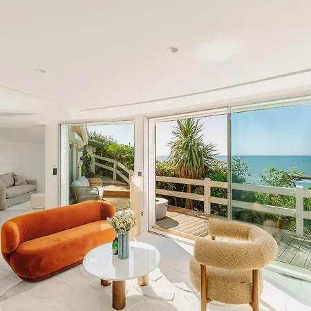 Lighthouse A Coastal Escape Overlooking The Ocean Lejlighed